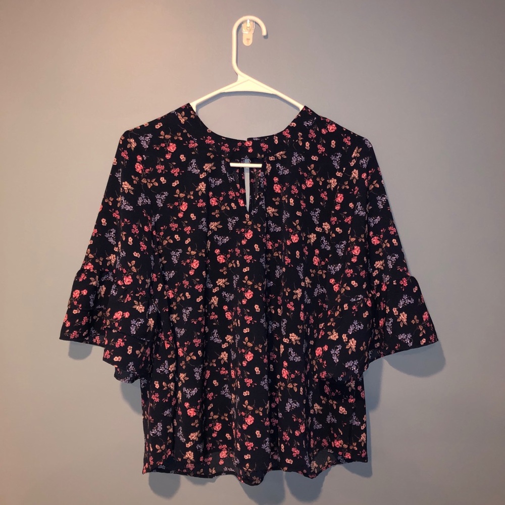 URBAN ROMANTICS Medium Bell-Sleeve Cropped Blouse
